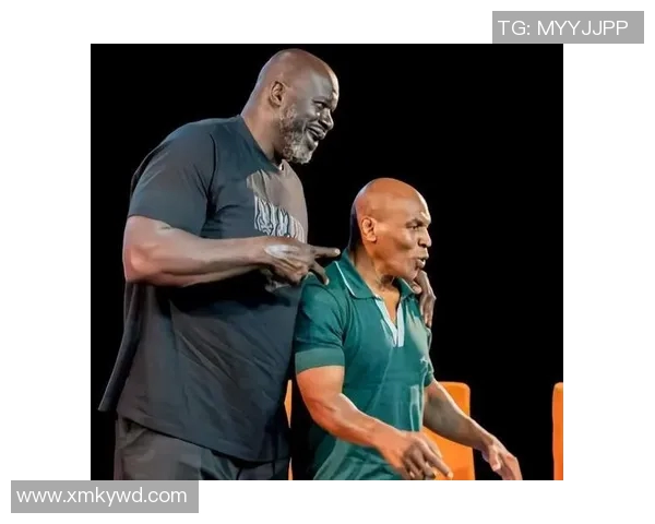 篮球巨星泰森与足球明星同框