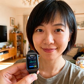 威廉希尔CTO林晓峰的生活照，短发女性工程师，手持WH-Pro3体征监测手环原型展示。
